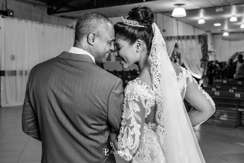 foto especial do pai com a noiva na hora de entrar na igreja fotografo de casamento felipe santana '