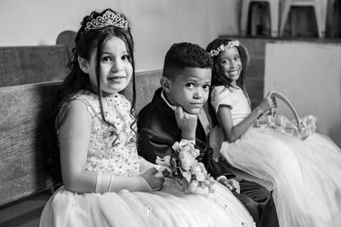 foto dos pagens no banco da igreja fotografo de casamento felipe santana'