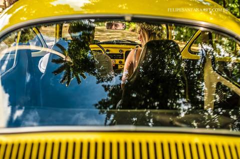 Fotografia de fusca amarelo, foto dentro do fusca em um dia ensolarado '