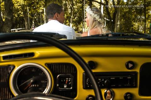 Foto Pré Wedding em Cataguases - Mg, foto de casal dentro do fuca, feita pelo fotografo de Cataguases e região Felipe Santana, na escola Emanuel Inácio Peixoto (colégio Cataguases)'