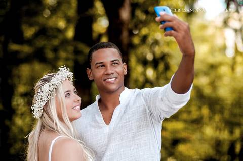 Uma boa Self? Foto Pré Wedding em Cataguases - Mg, foto de casal lindos interracial, feita pelo fotografo de Cataguases Felipe Santana.'