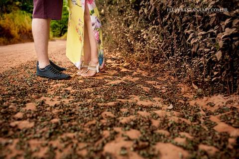 vestido estampado amarelo com flores, levantar o pé para se beijar'