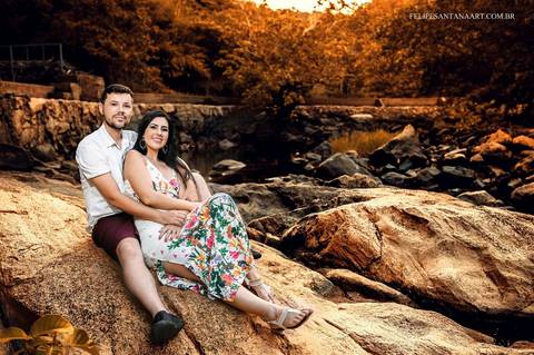 casal se abraçando no pré casamento assentados na pedra'