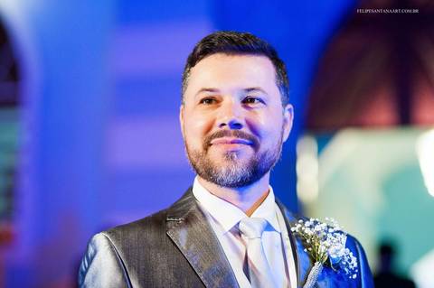 Noivo no dia do casamento esperando a noiva chegar, olhar do noivo antes da carrimônia, olhar do noivo para noiva no casamento'