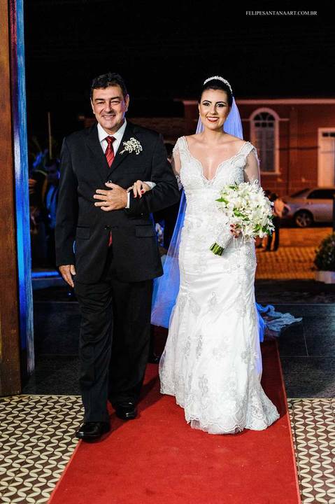 Noiva entrando na igreja em Dona Euzébia MG, foto da noiva com o pai dentro da igreja'