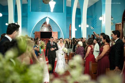 Noiva entrando na igreja em Dona Euzébia MG, foto da noiva com o pai dentro da igreja'