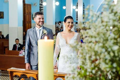 Noivos no altar, noivos prontos para casar, sorriso dos noivos, noivos distraídos'