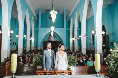 Noivos no altar, noivos prontos para casar, sorriso dos noivos, noivos distraídos, noivos olhando para o padre'