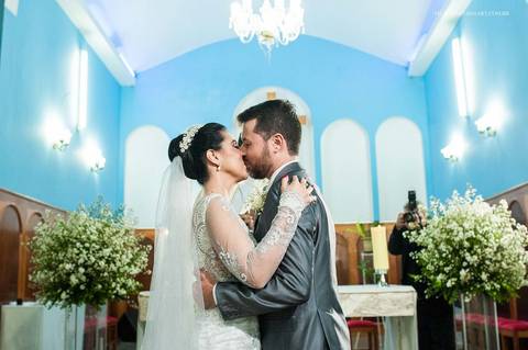 Noivos no altar, noivos prontos para casar, sorriso dos noivos, fotografia de noivos se beijando no altar'