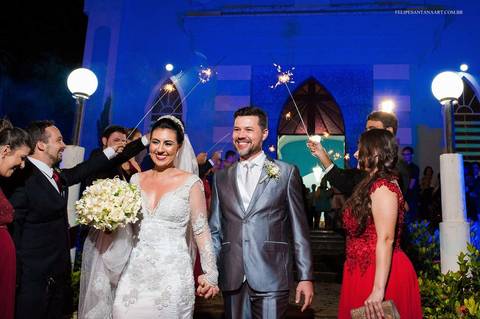 Fotografia de noivos saindo da igreja, fotografia de casamento espontânea, noivos e padrinhos saindo da igreja'