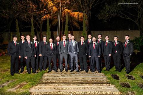 Fotografia do noivo no dia do casamento com os padrinhos, padrinhos do noivo, fotografia na recepção do casamento'