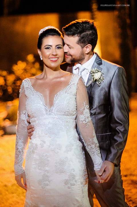 Fotografia de casal no dia do casamento, foto de casal de abraçando, noivos no dia do casamento'