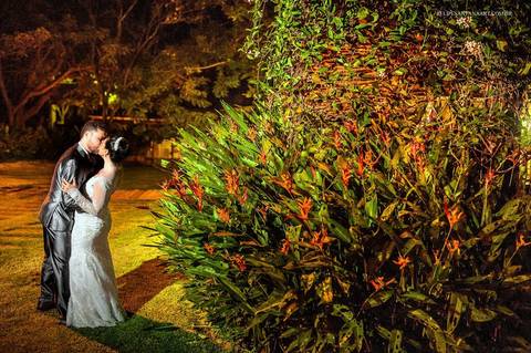 Fotografia de casal no dia do casamento, foto de casal de abraçando, noivos no dia do casamento, fotografia de casamento Felipe Santana'