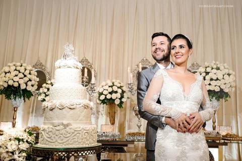 Fotografia dos noivos na recepção do casamento, foto de noivos lindos, foto de casamento atrás da mesa de doces'