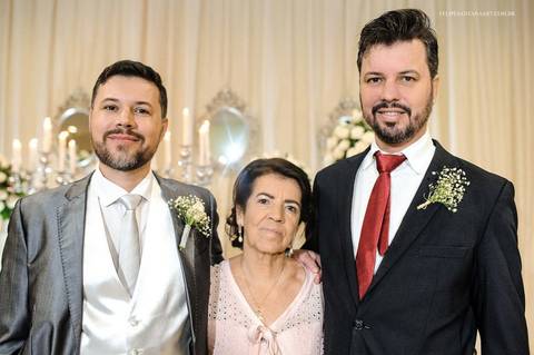 Fotografia no dia do casamento, foto em família, fotografia na recepção em família, foto com a mãe e irmão'