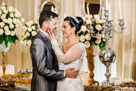 Fotografia dos noivos na recepção do casamento, foto de noivos lindos, foto de casamento atrás da mesa de doces'