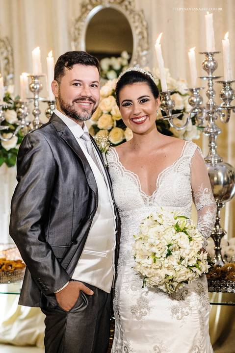 Fotografia dos noivos na recepção do casamento, foto de noivos lindos, foto de casamento atrás da mesa de doces'