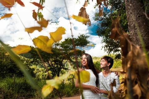 Fotografia de Pré Casamento, fotografo de Pré Casamento em Cataguases Felipe Santana, céu azul  e lindas folhas, foto descontraída de um casal'