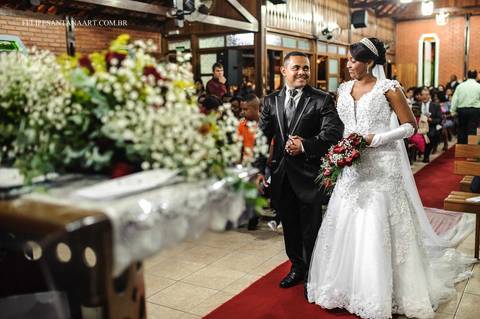 Fotografia de  casamento, Igreja Maranata em Cataguases MG, fotografo de casamento Felipe Santana, foto dos noivos entrando na Igreja, muito amor envolvido, fotografia na Igreja Maranata de Cataguases'