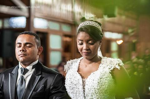 Fotografia de  casamento, Igreja Maranata em Cataguases MG, fotografo de casamento Felipe Santana, foto dos noivos entrando na Igreja, muito amor envolvido, noiva se emocionando em seu casamento'