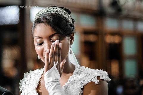 Noiva se emocionando no dia do seu casamento, noiva chorando de emoção '