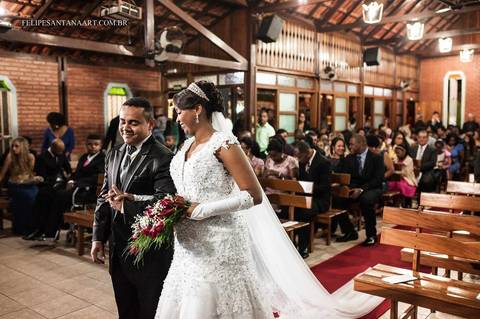 Fotografia de casamento, noiva se emocionando na igreja, noiva chorando em seu casamento, fotografo de Cataguases Felipe Santana'