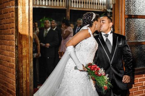 Fotografia de casamento, foto de casamento, fotografo de Cataguases Felipe Santana, foto dos noivos saindo da igreja, noivos se beijando'