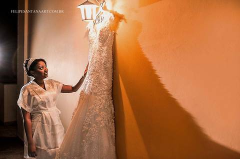 Fotografia de Casamento , noiva no making of,  noiva se preparando para o casamento, foto feita pelo fotografo de casamento Felipe Santana, fotografo de Cataguases Felipe Santana'