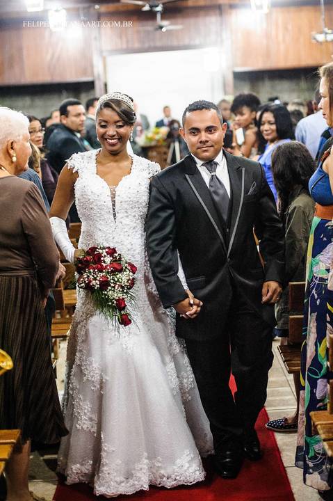 Fotografia de  casamento, Igreja Maranata em Cataguases MG, fotografo de casamento Felipe Santana, foto dos noivos entrando na Igreja, muito amor envolvido'
