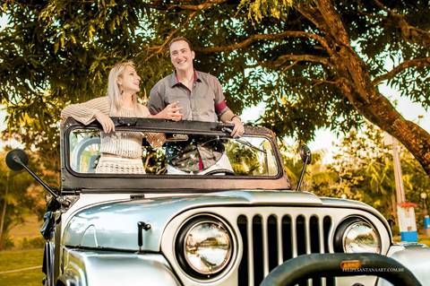 Fotógrafo de Cataguases Felipe Santana Fotografia, fotografia de Pré Casamento, casal se divertindo, casal feliz, foto de casal no jipe'