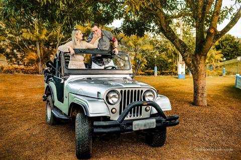 Fotógrafo de Cataguases Felipe Santana Fotografia, fotografia de Pré Casamento, casal se divertindo, casal feliz, foto de casal no jipe'