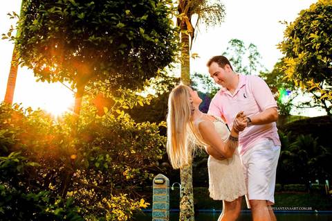 Fotógrafo de Cataguases Felipe Santana Fotografia, fotografia de Pré Casamento, casal se divertindo, casal feliz, efeito do sol'