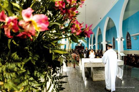 Fotógrafo de Casamentos Felipe Santana Fotografia, fotógrafo de Cataguases Felipe Santana Fotografia, noivo e noiva no altar, ramo de flores'