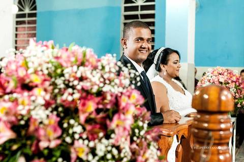 Fotógrafo de Casamentos Felipe Santana Fotografia, fotógrafo de Cataguases Felipe Santana Fotografia, noivo e noiva no altar'