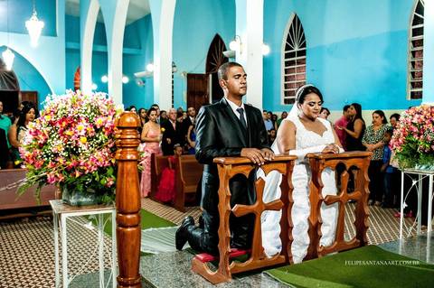 Fotógrafo de Casamentos Felipe Santana Fotografia, fotógrafo de Cataguases Felipe Santana Fotografia, noivo e noiva no altar, ramo de flores lindo'