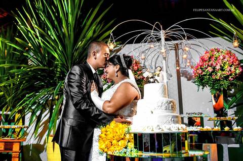 Fotógrafo de casamento Felipe Santana Fotografia, Fotógrafo de Cataguases Felipe Santana Fotografia, bolo de casamento, noiva e noivo na recepção'