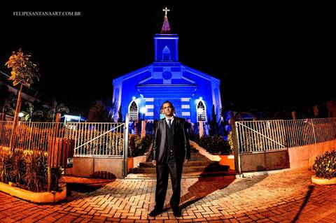 Fotógrafo de casamento Felipe Santana Fotografia, fotógrafo de Cataguases Felipe Santana Fotografia, foto em casamento, noivo na frente da igreja'