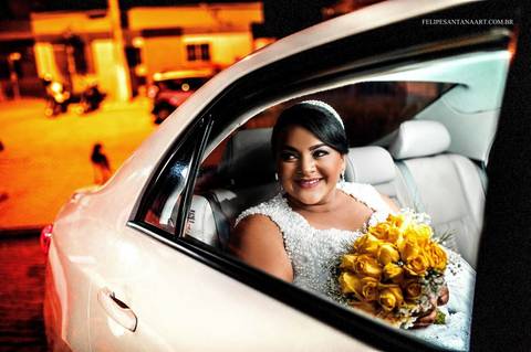 Fotógrafo de casamento Felipe Santana Fotografia, fotógrafo de Cataguases Felipe Santana Fotografia, foto em casamento, noiva dentro do carro com buquê de flores, buquê de flores amarelo'