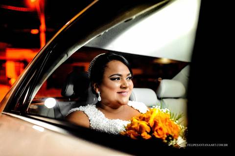 Fotógrafo de casamento Felipe Santana Fotografia, fotógrafo de Cataguases Felipe Santana Fotografia, foto em casamento, noiva dentro do carro com buquê de flores, buquê de flores amarelo'