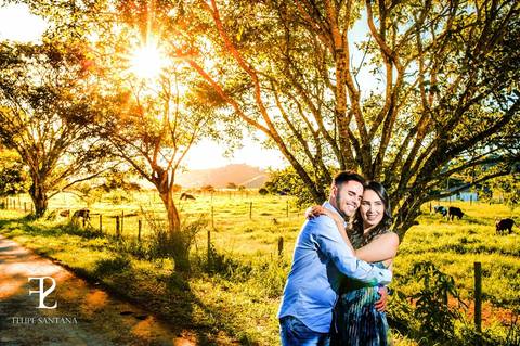 , casal se abraçando no pôr do sol, fotos de pré casamento em Piacatuba - MG'