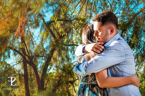 Abraço apertado entre duas pessoas'