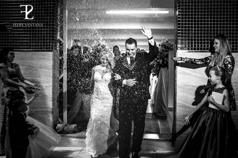 buque de flores, vermelho no carro antigo vermelho, Fotógrafo Felipe Santana, fotógrafo de casamento, fotógrafo mg, ubá mg, fotógrafo minas gerais, melhores fotógrafos, fotógrafo top, fotógrafo juiz de fora, fotógrafo muriaé, fotógrafo cataguases'