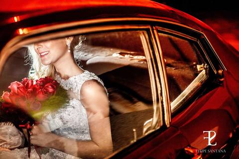 buque de flores, vermelho no carro antigo vermelho, Fotógrafo Felipe Santana, fotógrafo de casamento, fotógrafo mg, ubá mg, fotógrafo minas gerais, melhores fotógrafos, fotógrafo top, fotógrafo juiz de fora, fotógrafo muriaé, fotógrafo cataguases'