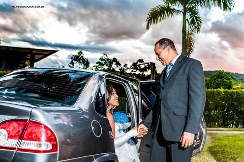 Noiva saindo do carro ao chegar em seu casamento '