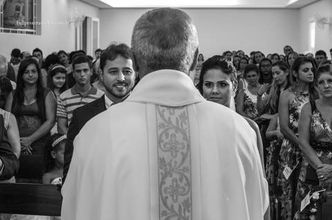 fotografia-casamento-cataguases-padre-noiva-altar-felipe-santana'