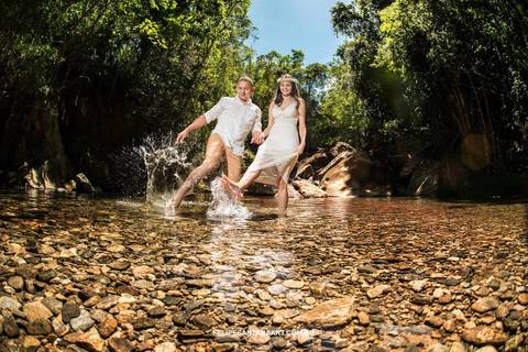 Fotografia divertida na cachoeira em Alto Caparó em Minas Gerais'