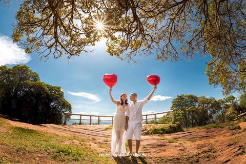Fotografia de casal com balões de coração no dia do pre casamento em Alto Caparaó'