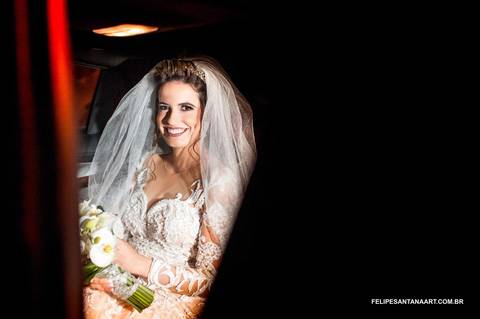 noiva no carro no dia do casamento, noiva com buque de flores'