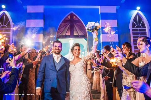 Comemoração do casamento, noivos saindo da igreja, buque de flores da noiva, Igreja Dona Euzébia '