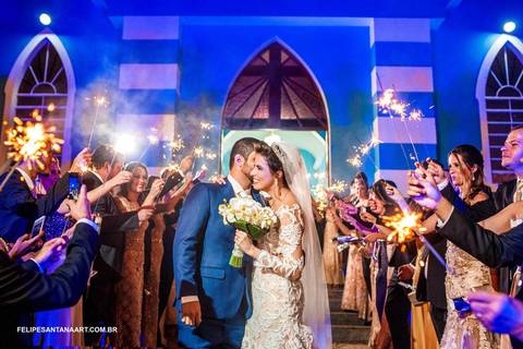 Comemoração do casamento, noivos saindo da igreja, buque de flores da noiva, Igreja Dona Euzébia '